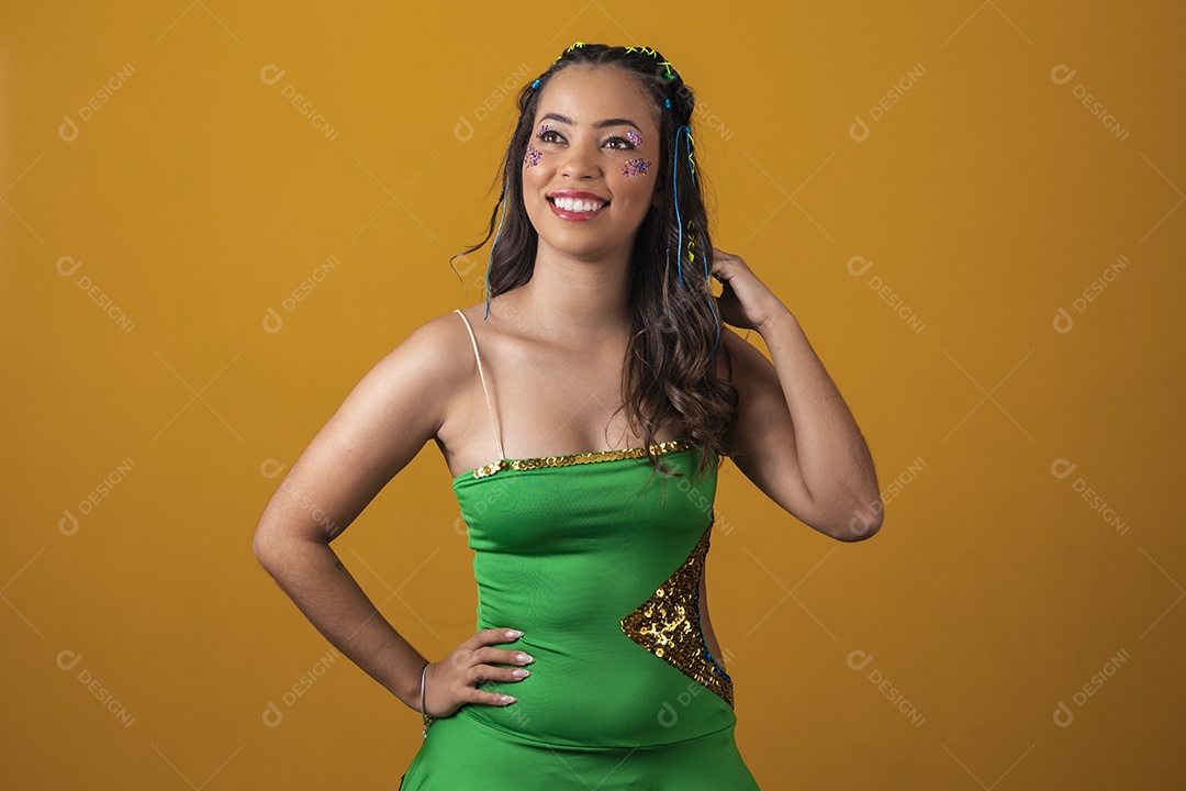 Linda mulher jovem usando vestido verde e amarelo simbolizando o Brasil