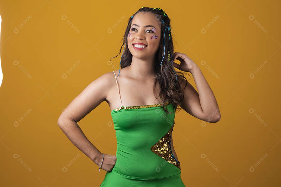 Linda mulher jovem usando vestido verde e amarelo simbolizando o Brasil