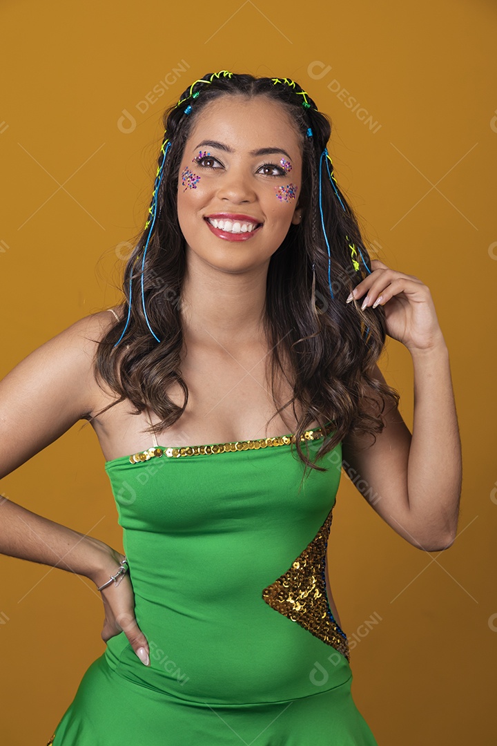 Linda mulher jovem usando vestido verde e amarelo simbolizando o Brasil