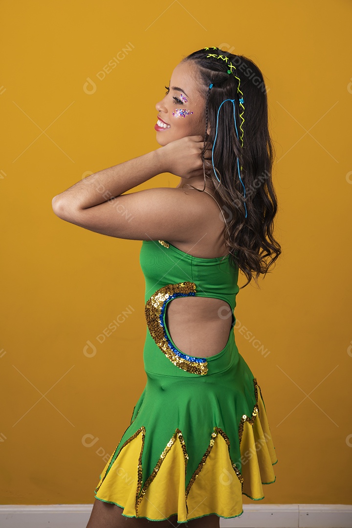 Linda mulher jovem usando vestido verde e amarelo simbolizando o Brasil