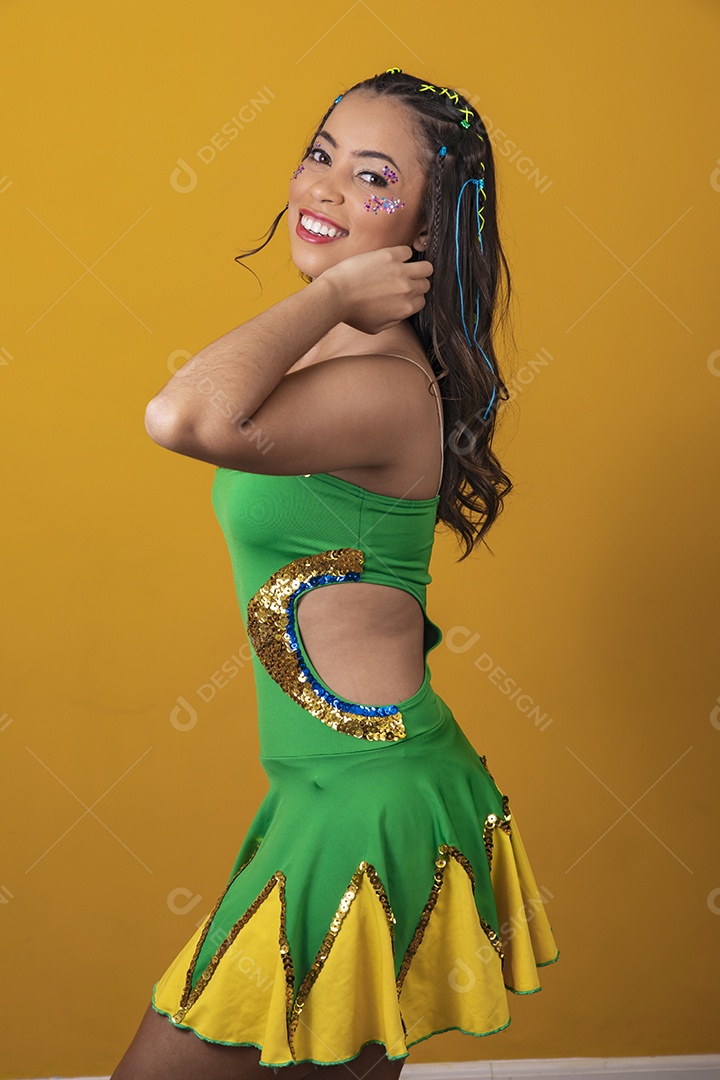 Linda mulher jovem usando vestido verde e amarelo simbolizando o Brasil