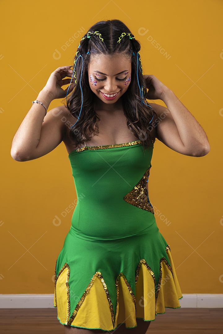 Linda mulher jovem usando vestido verde e amarelo simbolizando o Brasil