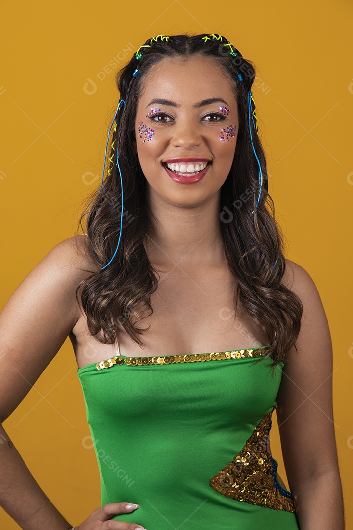 Linda mulher jovem usando vestido verde e amarelo simbolizando o Brasil