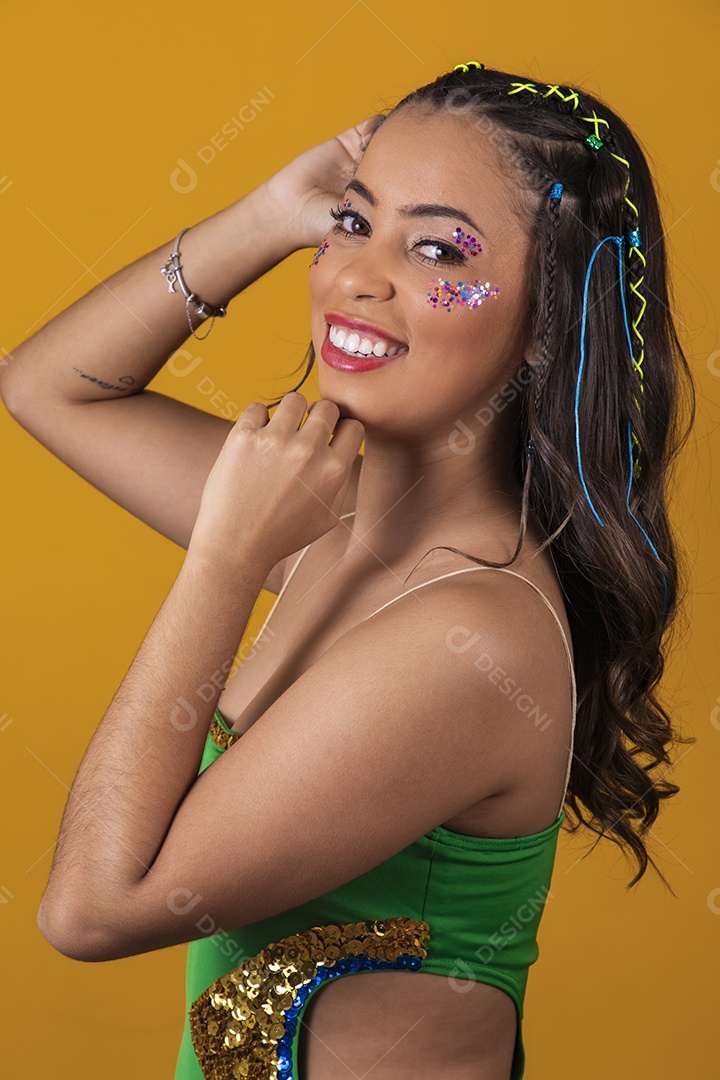 Linda mulher jovem usando vestido verde e amarelo simbolizando o Brasil
