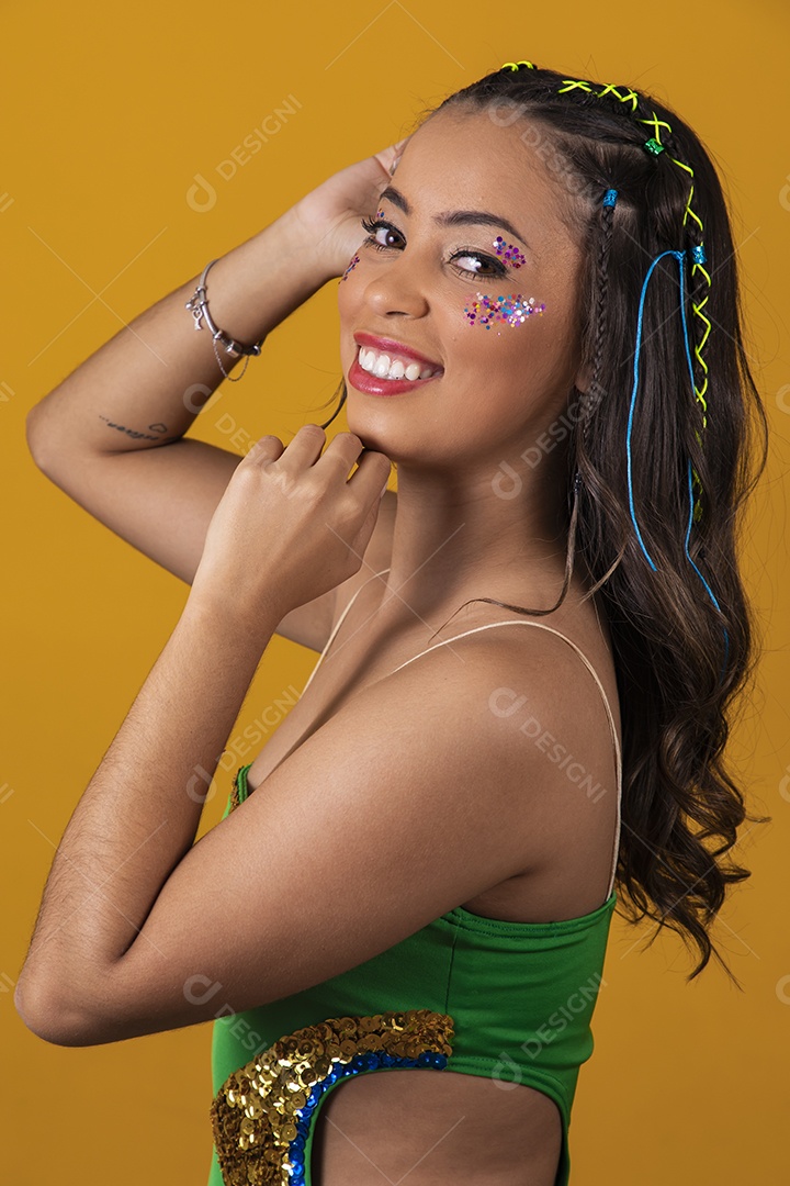 Linda mulher jovem usando vestido verde e amarelo simbolizando o Brasil