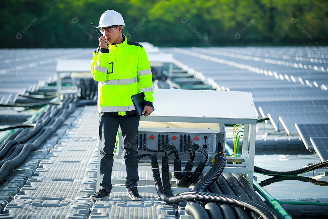 Retrato de engenheiro profissional trabalhando verificando o painel solar