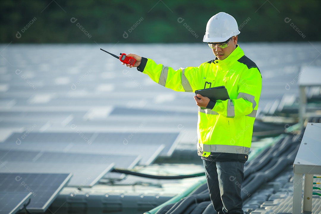 Retrato de engenheiro profissional trabalhando verificando o painel solar