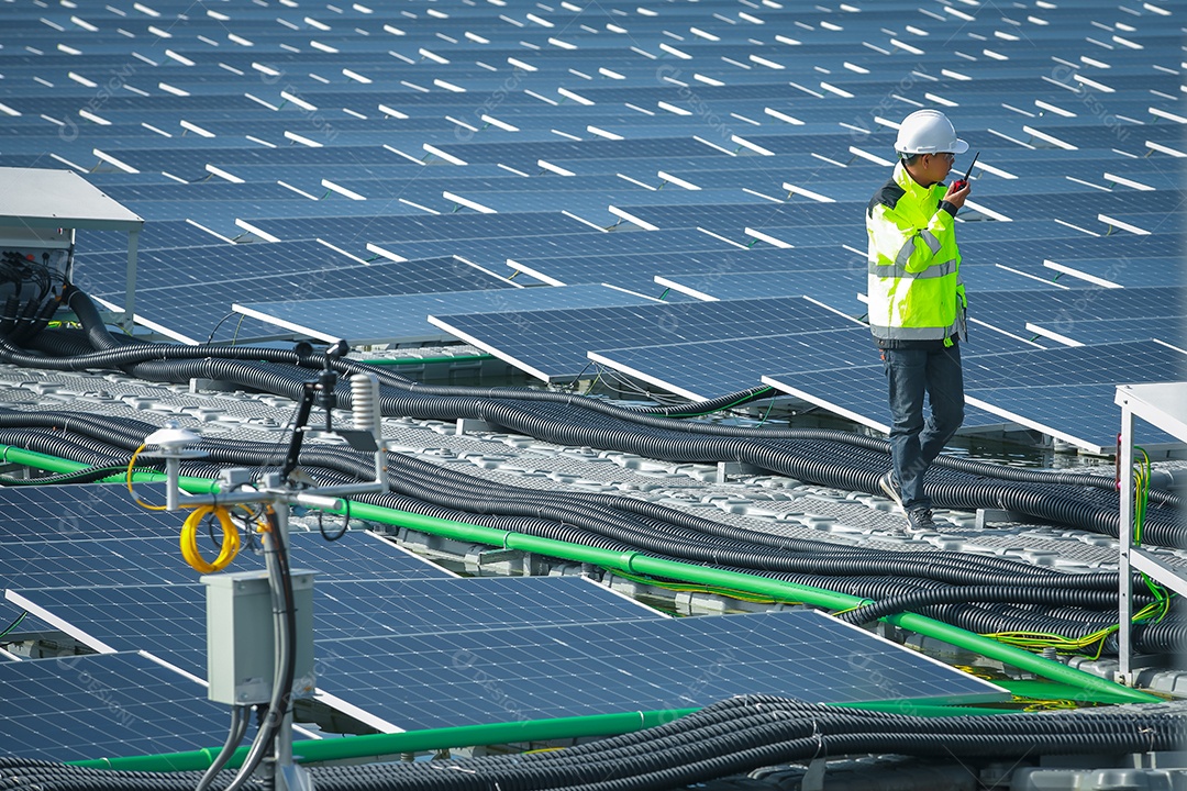 Retrato de engenheiro profissional trabalhando verificando o painel solar