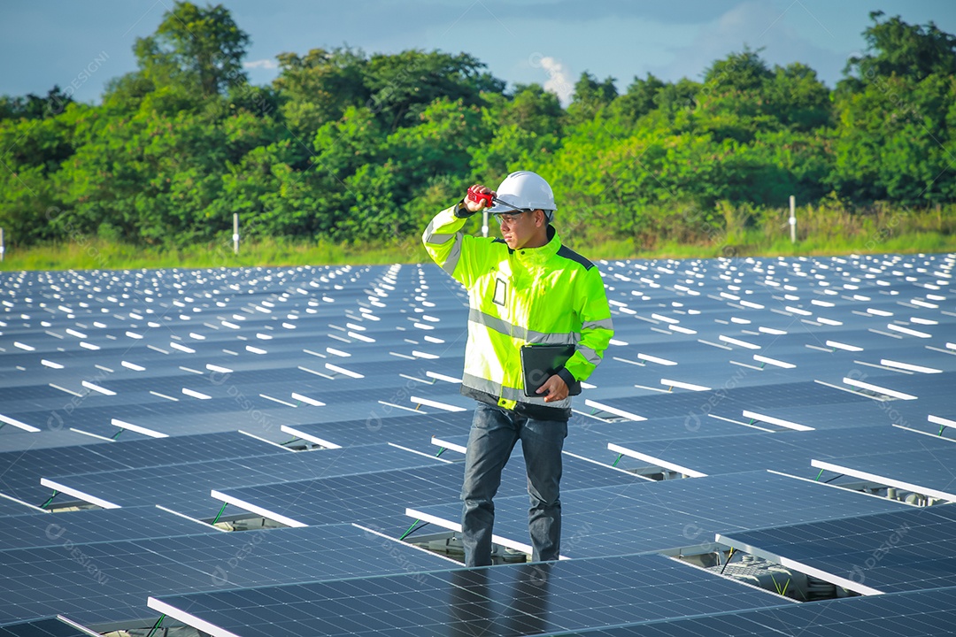 Retrato de engenheiro profissional trabalhando verificando o painel solar