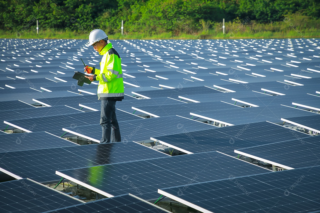 Retrato de engenheiro profissional trabalhando verificando o painel solar