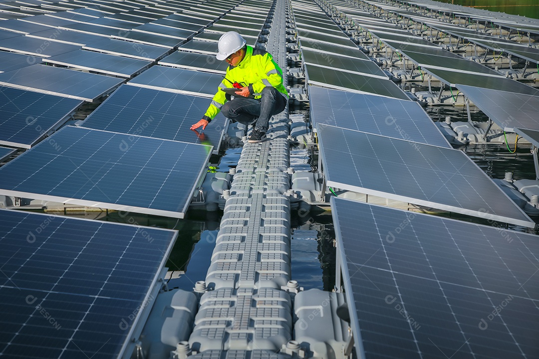 Retrato de engenheiro profissional trabalhando verificando o painel solar