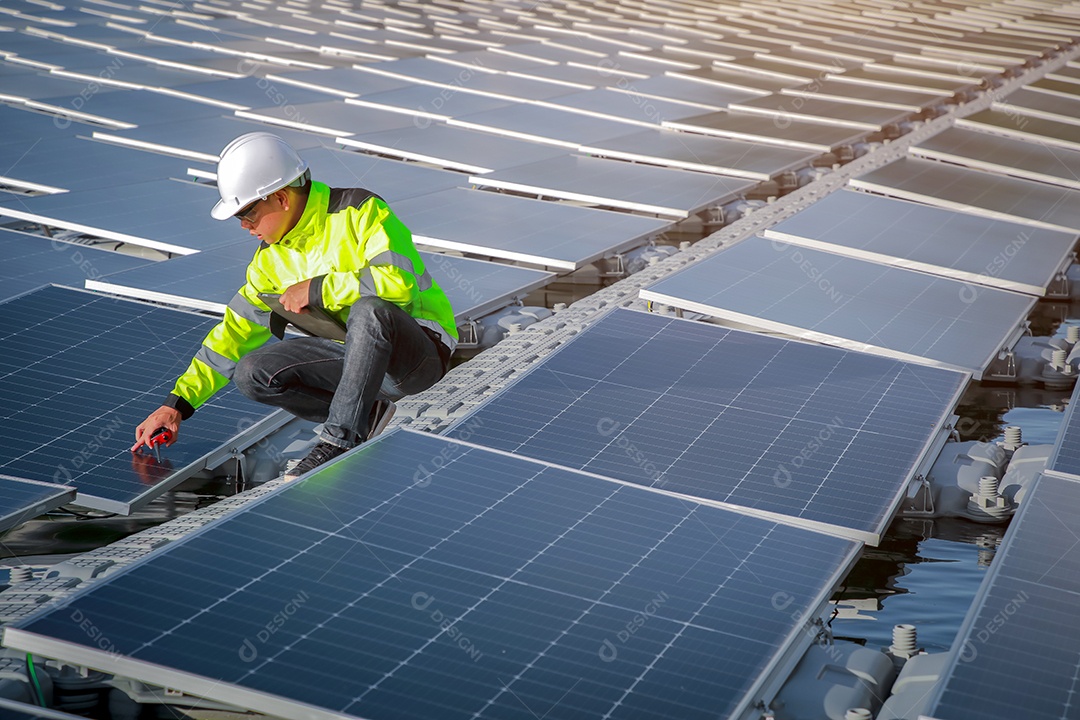 Retrato de engenheiro profissional trabalhando verificando o painel solar