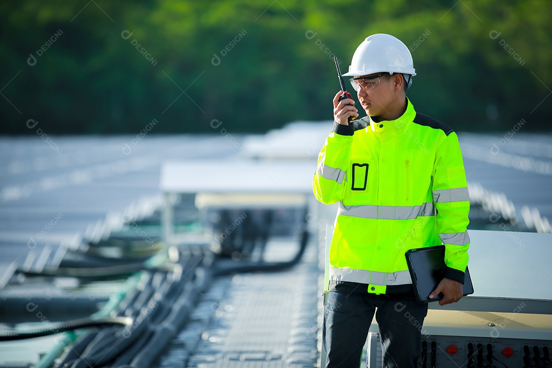 Retrato de engenheiro profissional trabalhando verificando o painel solar