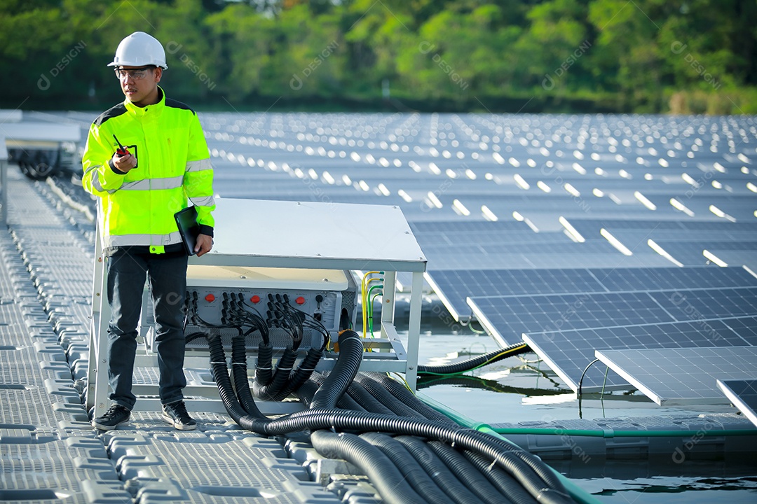 Retrato de engenheiro profissional trabalhando verificando o painel solar