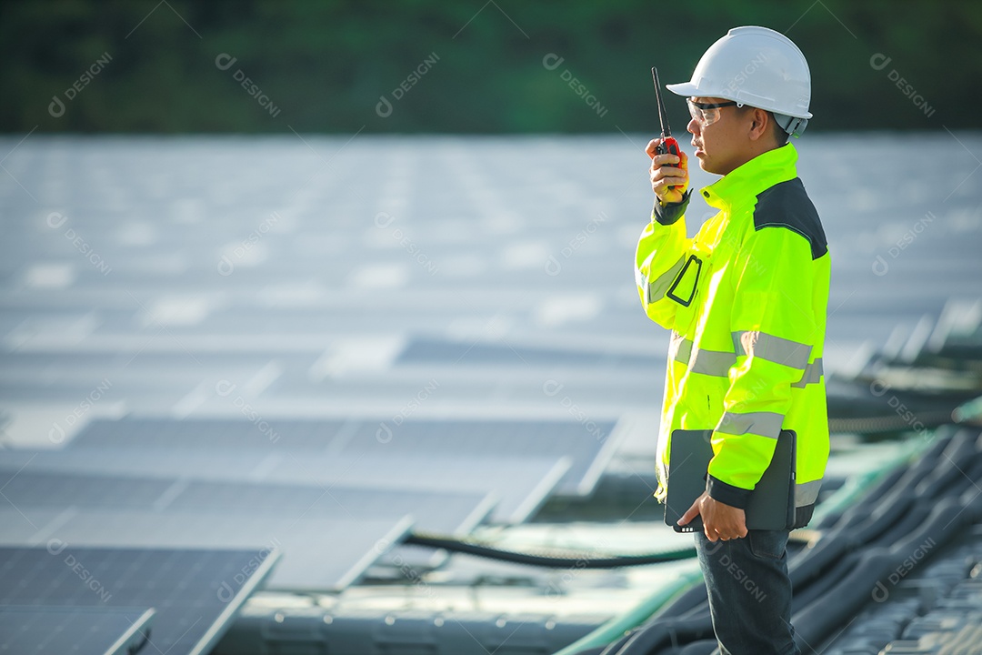 Retrato de engenheiro profissional trabalhando verificando o painel solar