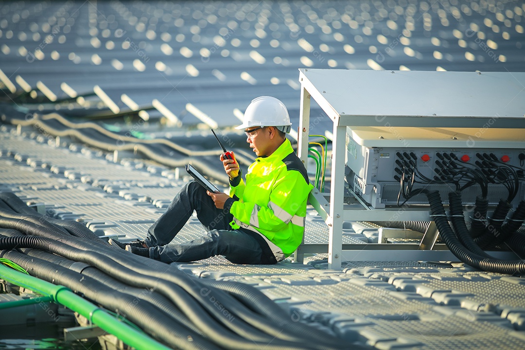Retrato de engenheiro profissional trabalhando verificando o painel solar