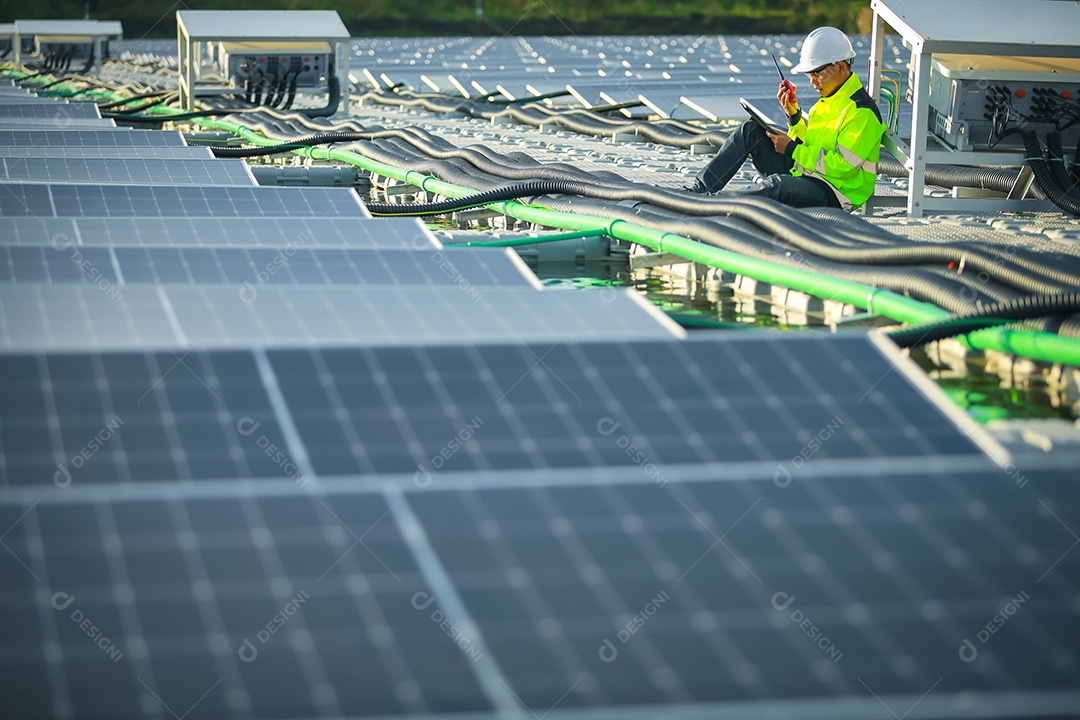 Retrato de engenheiro profissional trabalhando verificando o painel solar