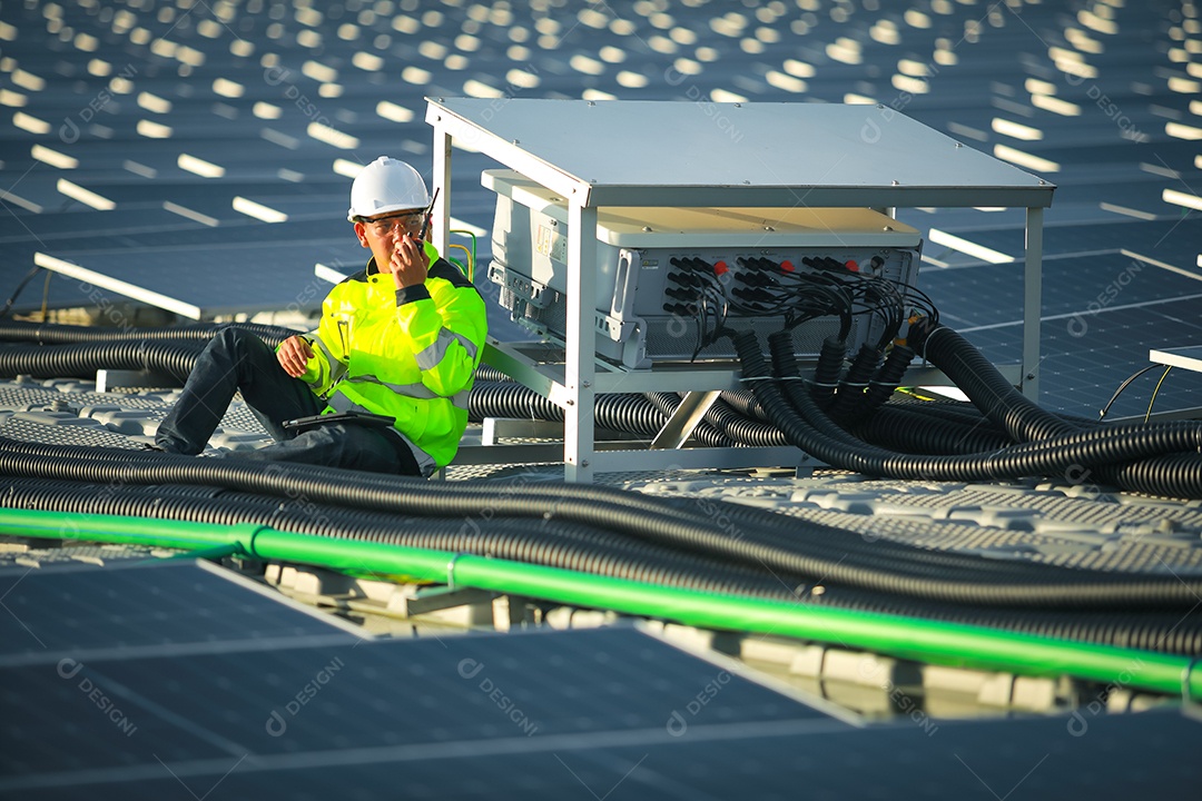 Retrato de engenheiro profissional trabalhando verificando o painel solar