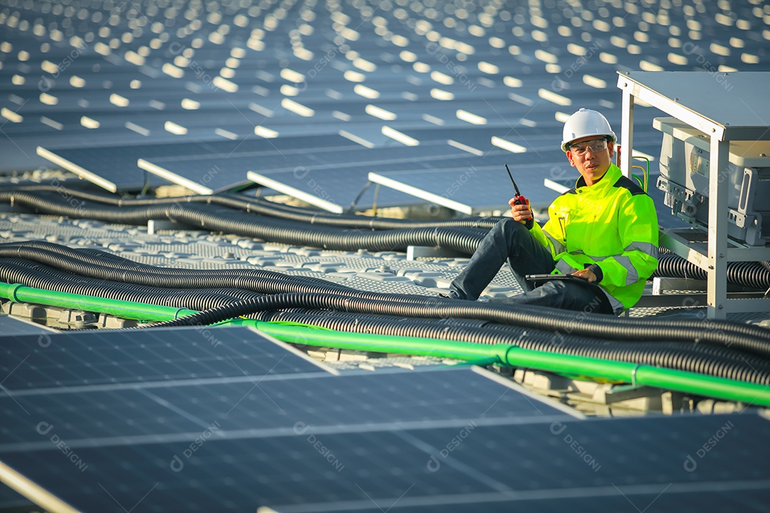 Retrato de engenheiro profissional trabalhando verificando o painel solar