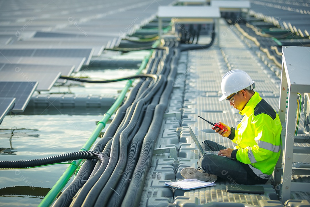 Retrato de engenheiro profissional trabalhando verificando o painel solar