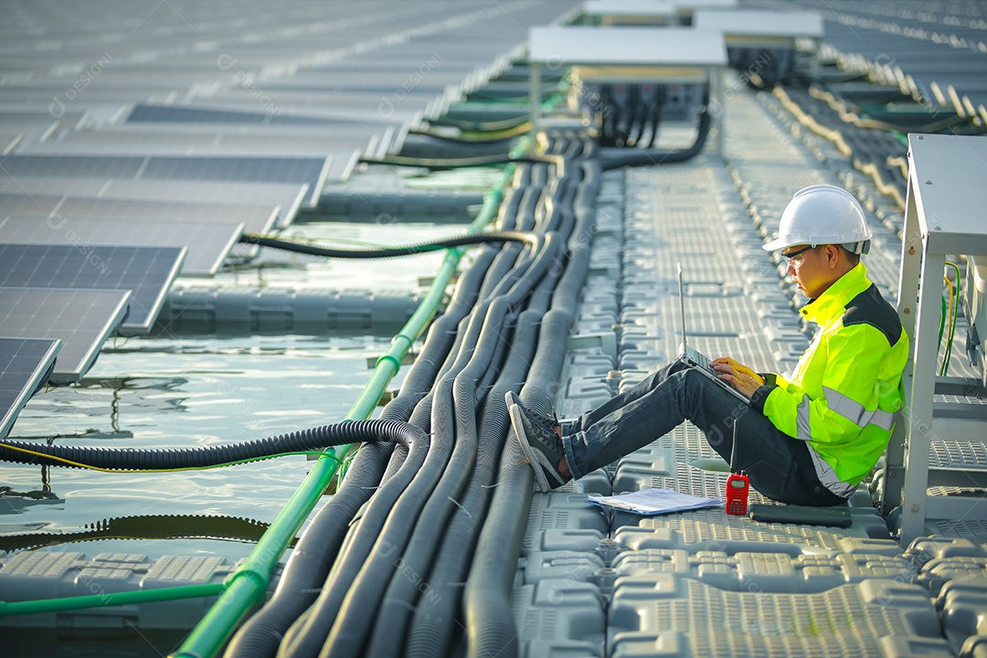Retrato de engenheiro profissional trabalhando verificando o painel solar