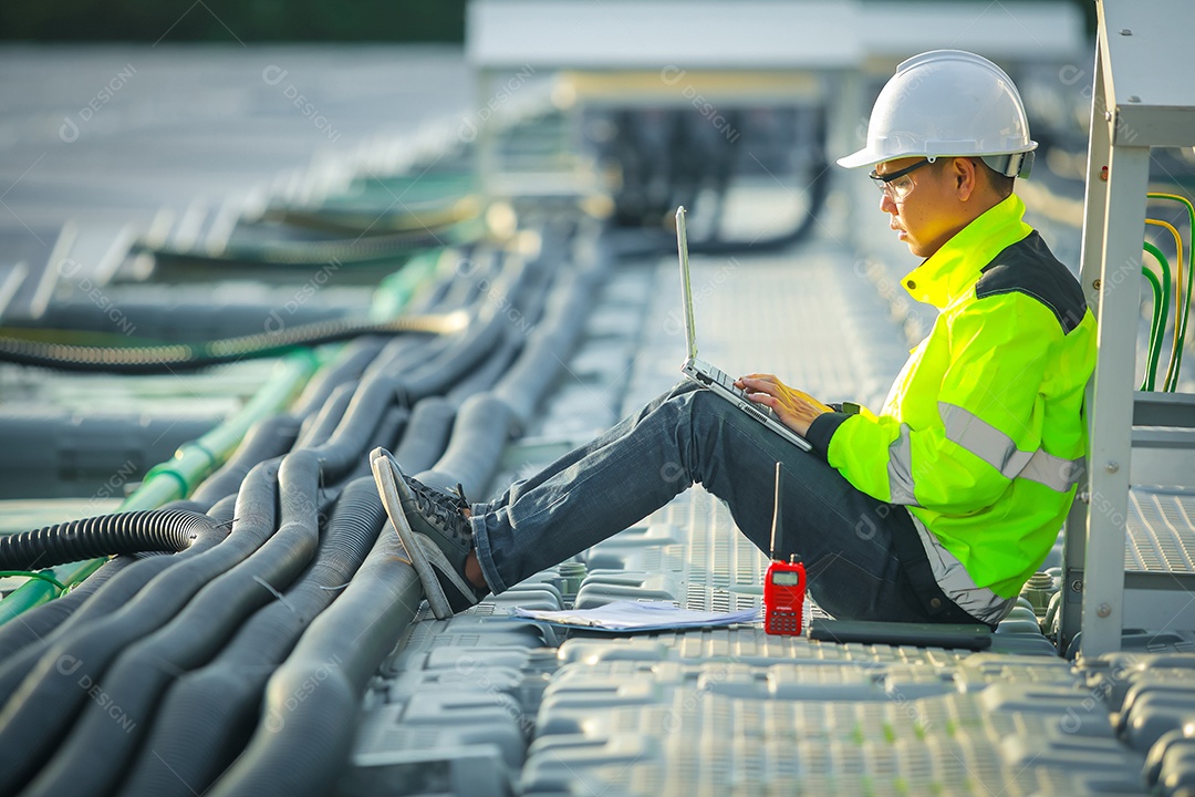 Retrato de engenheiro profissional trabalhando verificando o painel solar