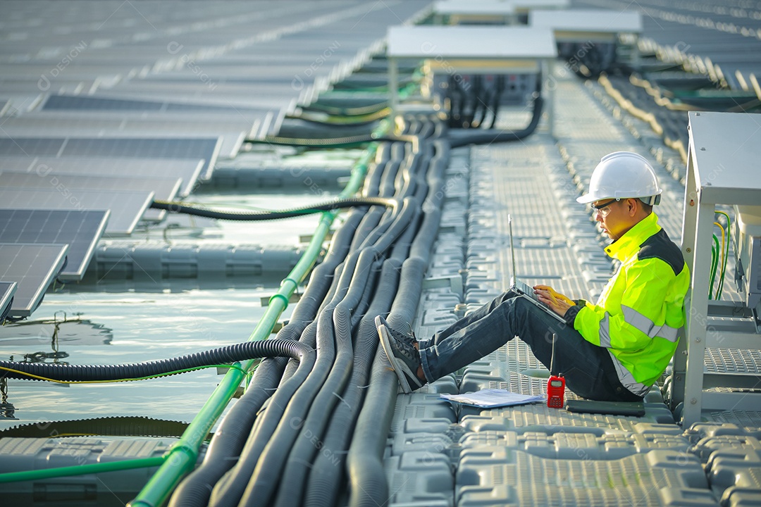 Retrato de engenheiro profissional trabalhando verificando o painel solar