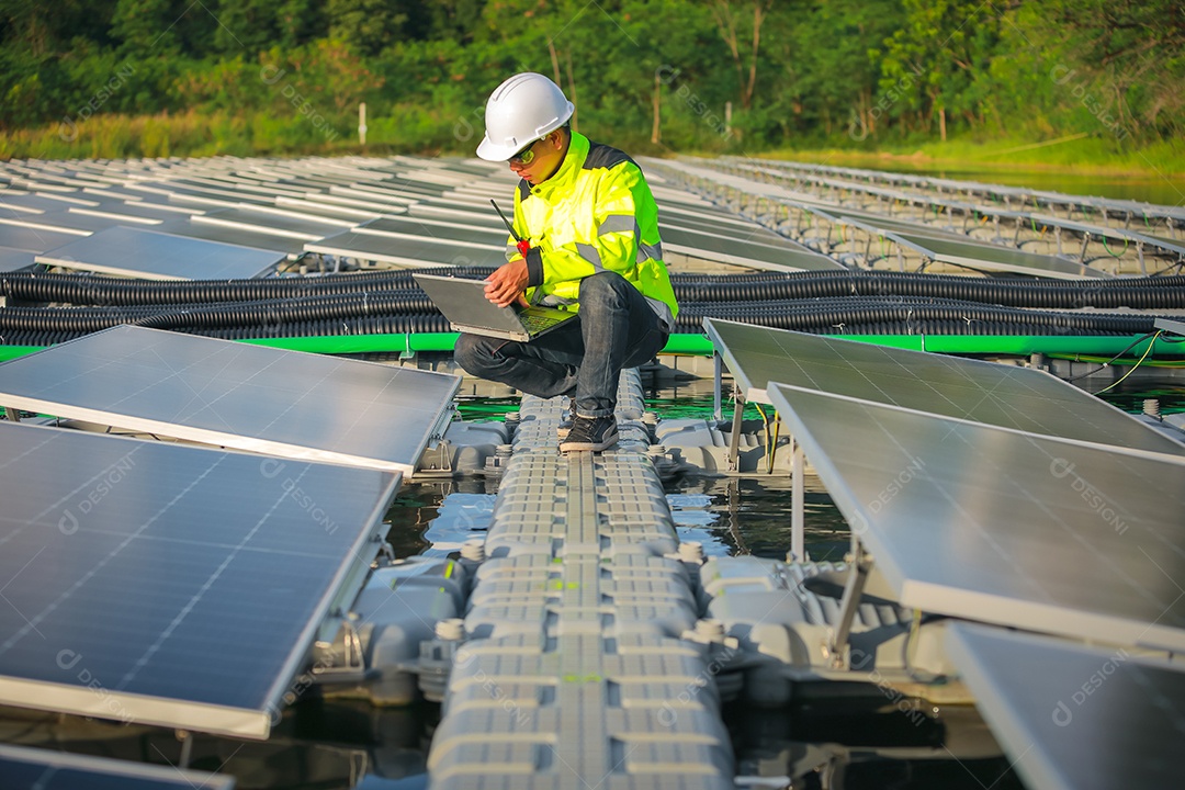 Retrato de engenheiro profissional trabalhando verificando o painel solar