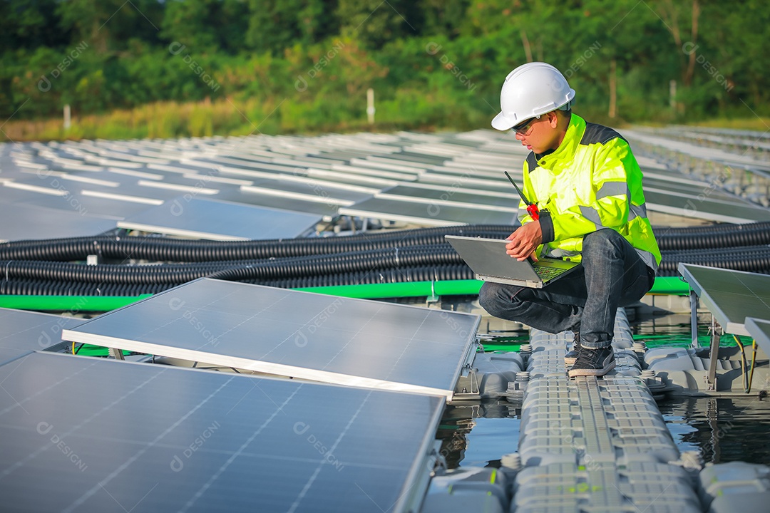 Retrato de engenheiro profissional trabalhando verificando o painel solar