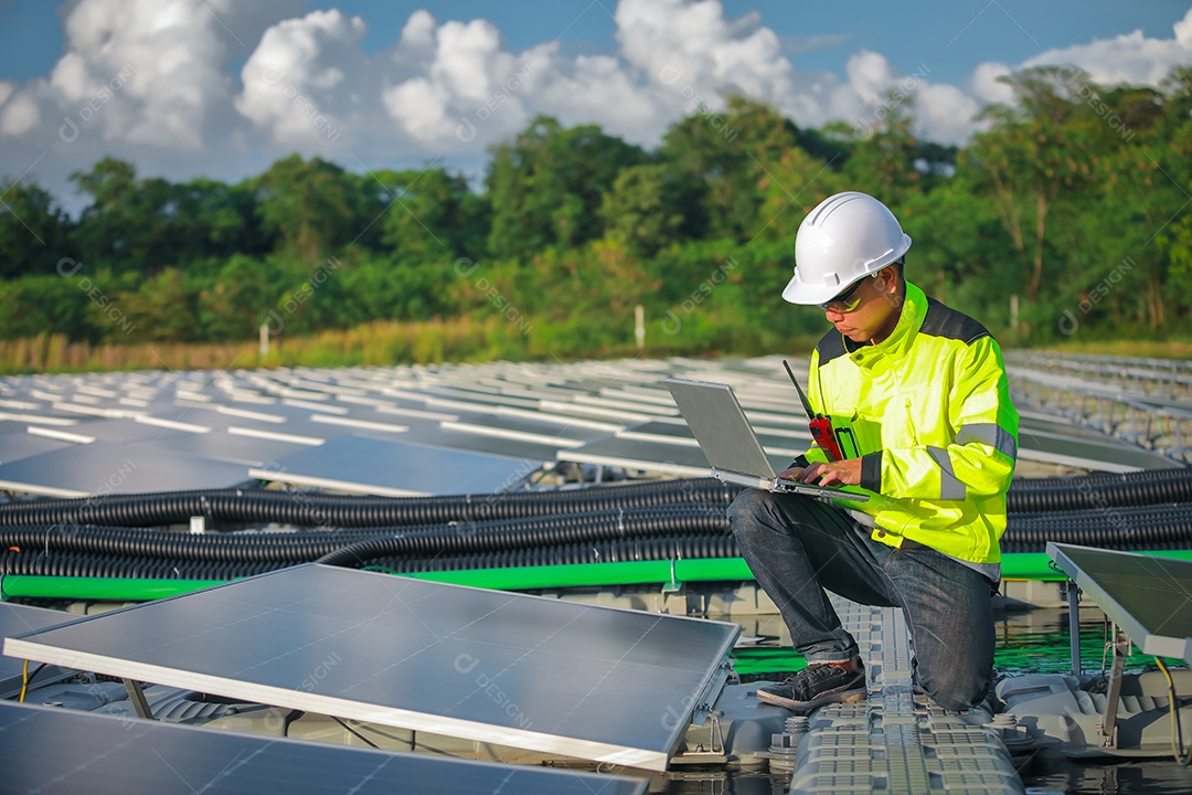 Retrato de engenheiro profissional trabalhando verificando o painel solar