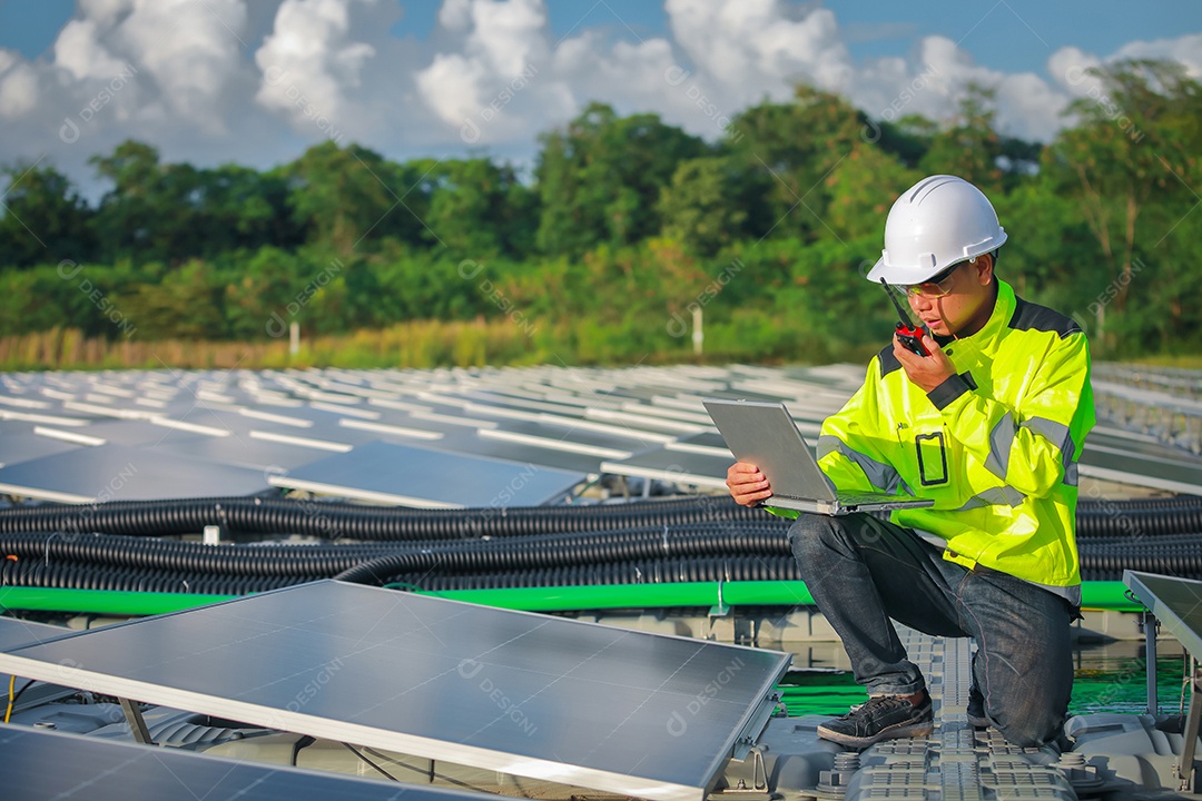 Retrato de engenheiro profissional trabalhando verificando o painel solar