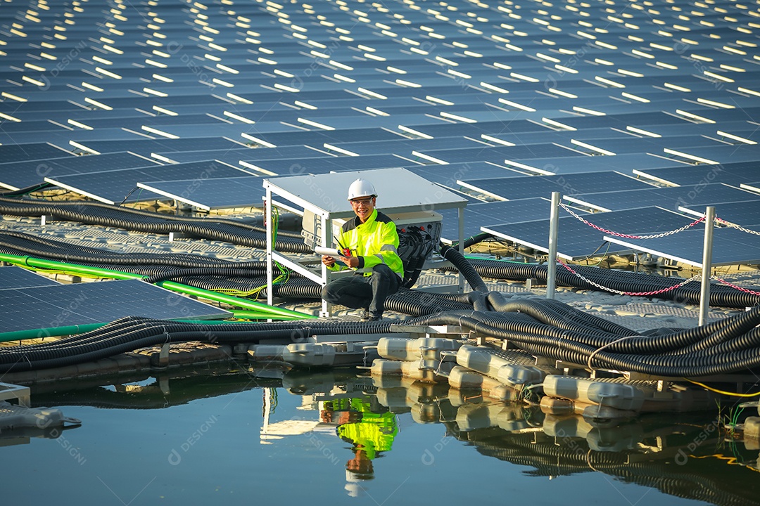 Retrato de engenheiro profissional trabalhando verificando o painel solar
