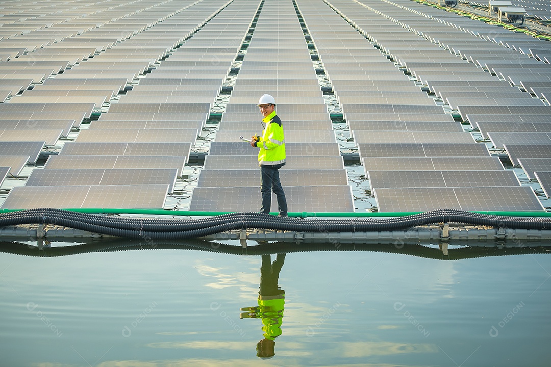 Retrato de engenheiro profissional trabalhando verificando o painel solar