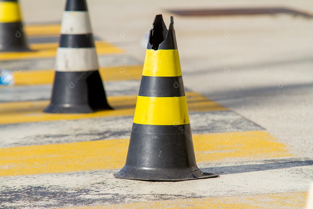 cone de sinalização na cor preta com listras amarelas no Rio de Janeiro.