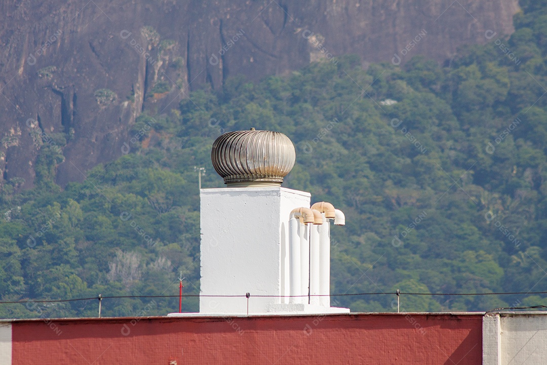 turbina eólica em cima de um prédio no Rio de Janeiro.