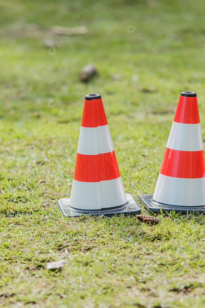 cone de semáforo laranja e branco em um gramado no Rio de Janeiro.