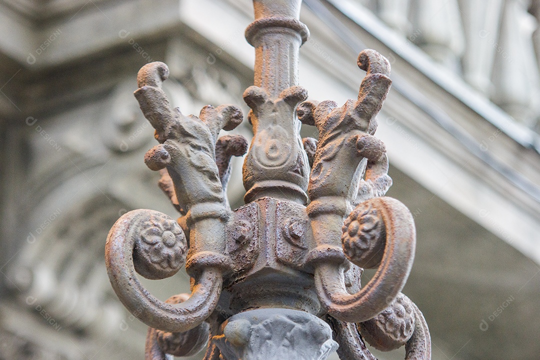 detalhe de uma antiga lâmpada de rua no Rio de Janeiro.