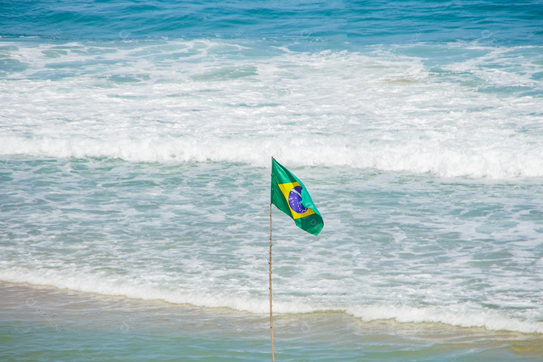 Bandeira brasileira ao ar livre beira mar no Rio de Janeiro, Brasil.