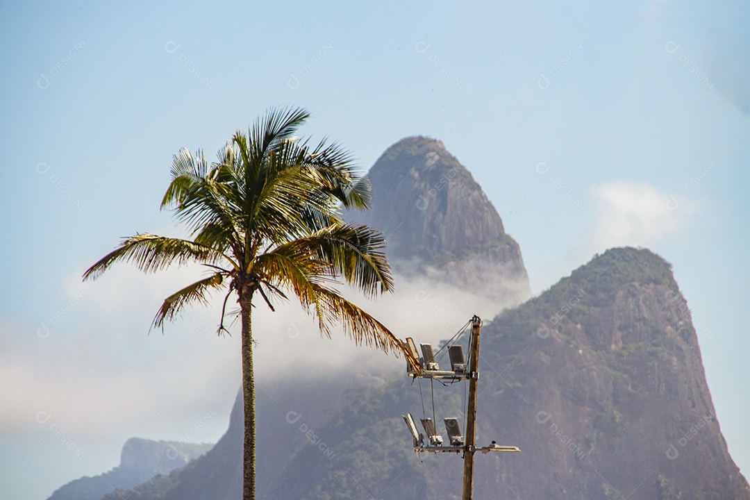 Morro dois irmãos visto da praia de Ipanema no Rio de Janeiro.