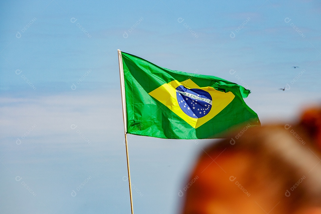 Bandeira brasileira ao ar livre beira mar no Rio de Janeiro, Brasil.