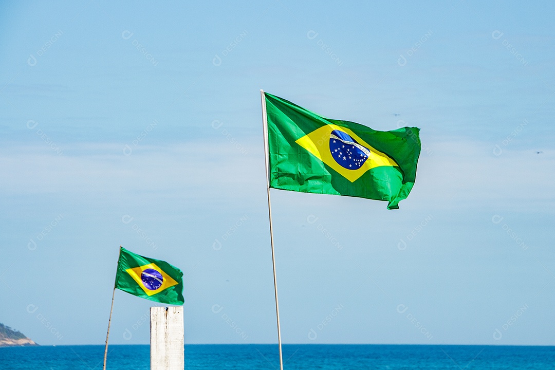 Bandeira brasileira ao ar livre beira mar no Rio de Janeiro, Brasil.