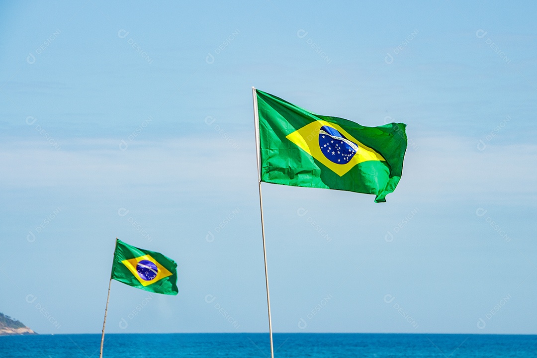 Bandeira brasileira ao ar livre beira mar no Rio de Janeiro, Brasil.