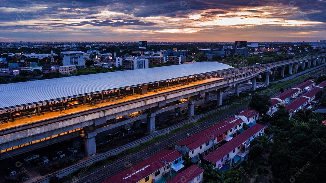 Estação de metrô de trem na Tailândia, céu de Crepúsculo