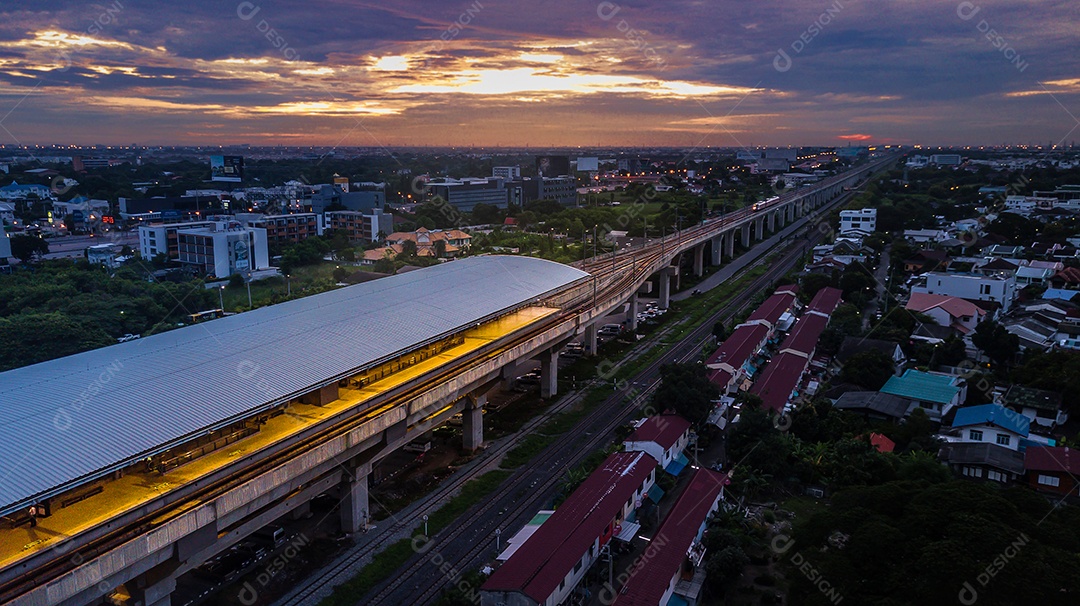 Estação de metrô de trem na Tailândia, céu de Crepúsculo