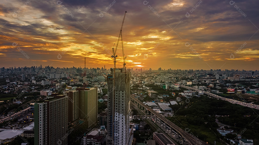 Prédio em construção com fundo de paisagem urbana.