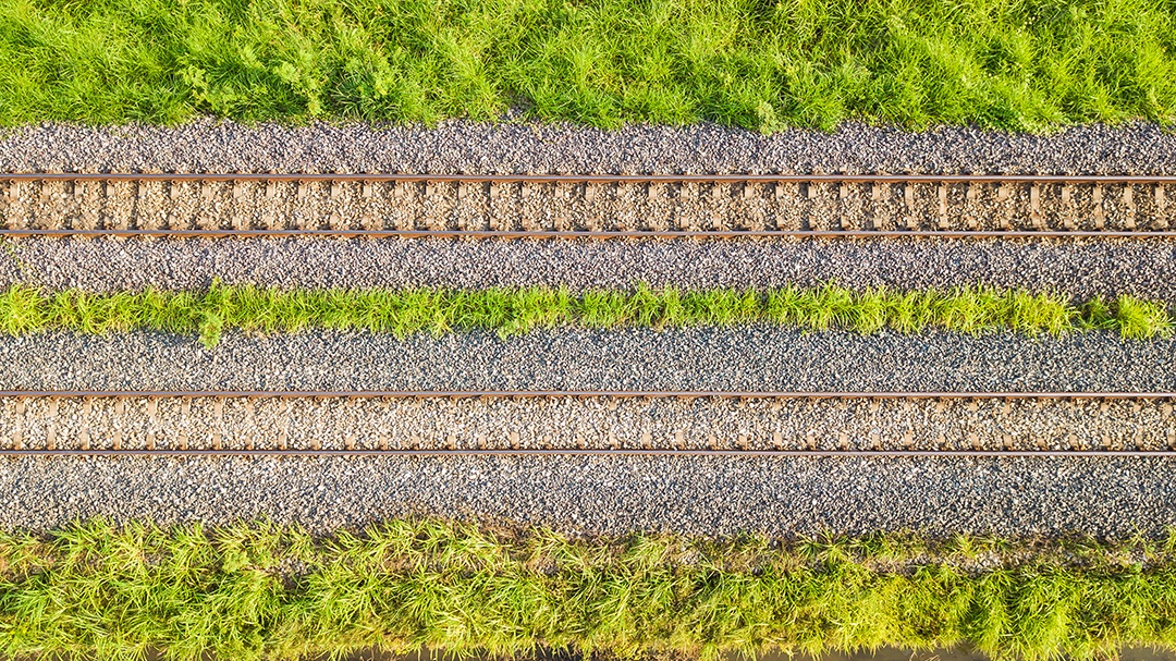 Vista aérea dos trilhos da ferrovia.