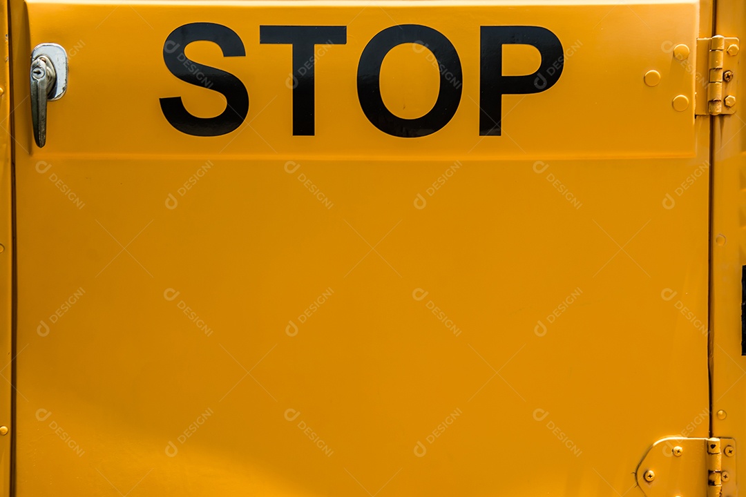 pare no fundo de aço amarelo