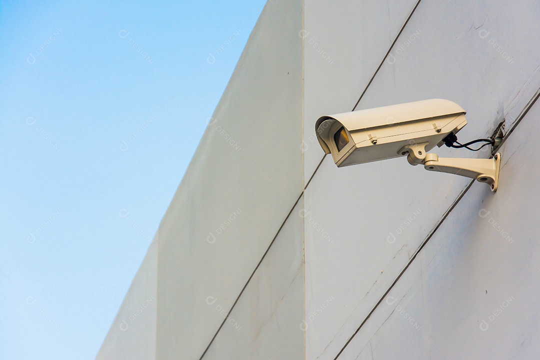 Três câmeras de segurança de visão frontal em um muro de concreto.