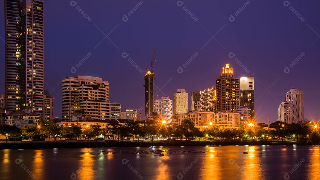 Edifício à noite Vista noturna de Bangkok do lago Ratchada