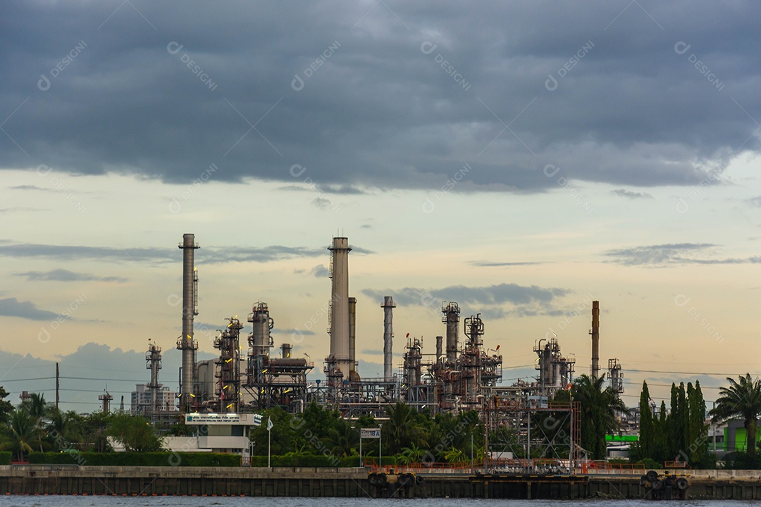 Refinaria de petróleo, rio Chao Phraya, Tailândia